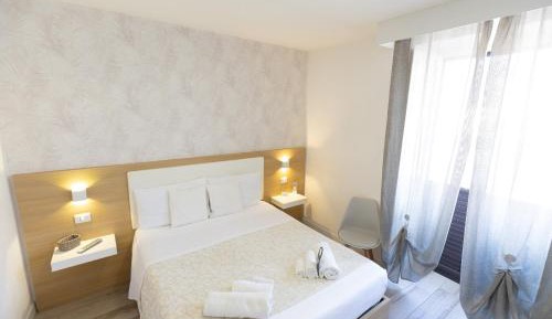 Deluxe Double Room with Side Sea View