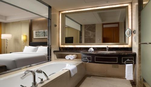 Guest room, King, City view