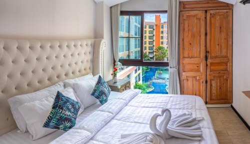 Queen Suite with Pool View