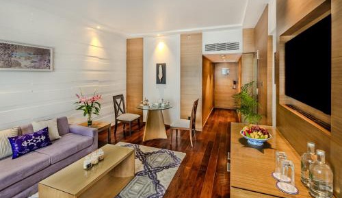 Deluxe Suite City View King Bed