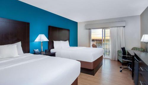 Queen Room with Two Queen Beds - Sunset View/Non-Smoking
