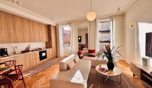 Deluxe Apartment-no lift-2nd floor