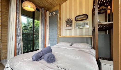 King Suite with Pool View