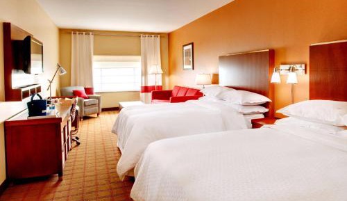 Larger Guest room, 2 Queen, Sofa bed  
