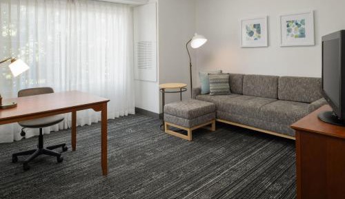 One-Bedroom Queen Suite