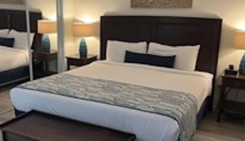 Deluxe One-Bedroom Apartment with Harbor View