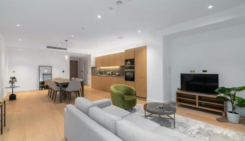 Three-Bedroom Apartment with Balcony