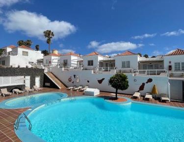Apartment with Pool View 