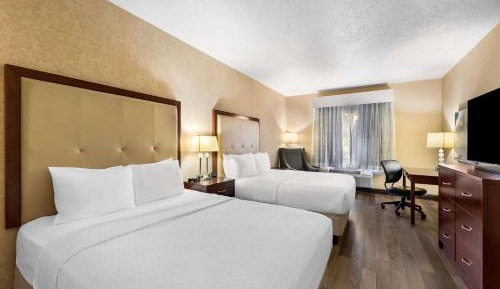 Queen Room with Two Queen Beds - Pet Friendly/First Floor