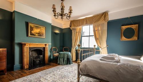 Deluxe Two-Bedroom Apartment with Garden View