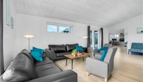 Six-Bedroom Holiday Home