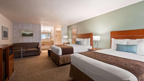 Queen Room with Two Queen Beds with Sofabed - Non-Smoking