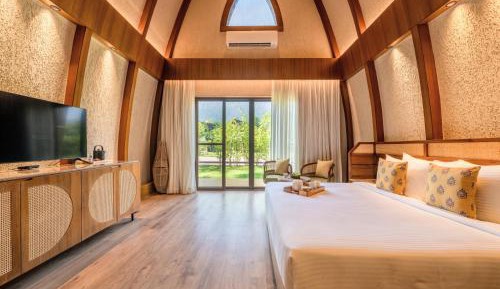 The apartment's kitchenette, which features a refrigerator and kitchenware, is available for cooking and storing food. The apartment is furnished with a desk and a seating area and provides a private entrance, a tea and coffee maker and garden views. The 