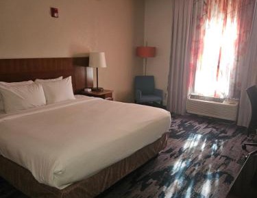 King Room with Roll-in Shower - Mobility Accessible