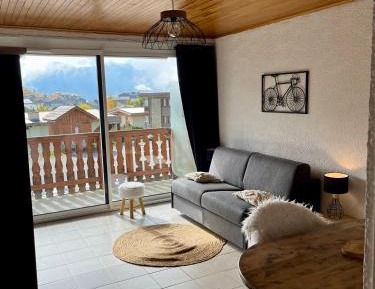 Apartment with Mountain View