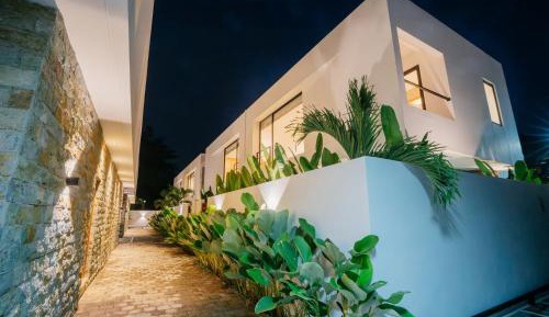 Villa with Garden View