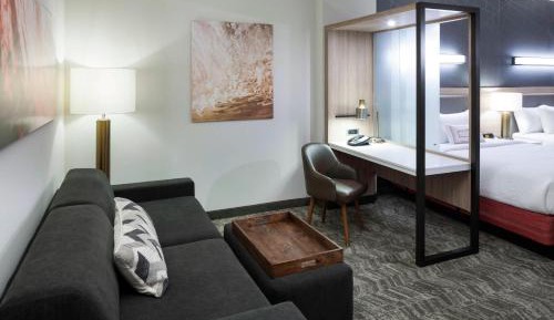 Queen Suite with Sofa Bed and Balcony - Hearing Accessible