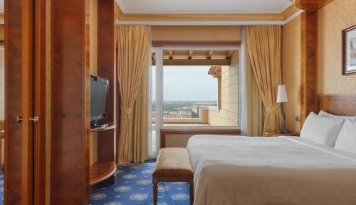 Executive Suite with Lounge Access