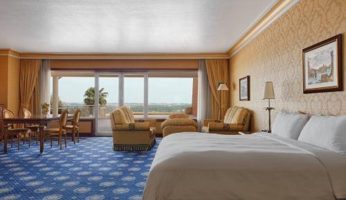 Presidential Suite with Lounge Access