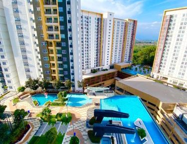 Queen Suite with Pool View