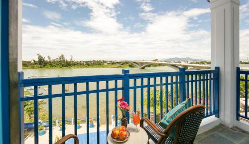 Silk Suite Double/Twin Grand River View & Balcony - River Boat Scene