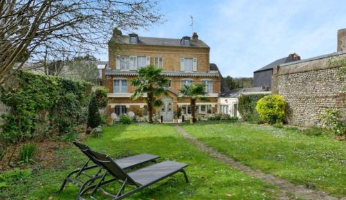 Villa with Garden View