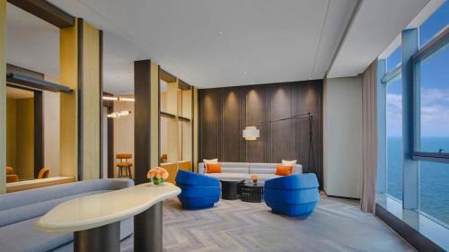 One-Bedroom Suite with Dining and Sea View