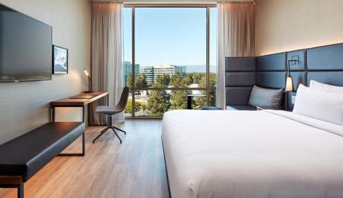 Guest room, 1 King, Mountain view
