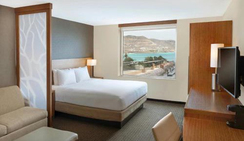 Standard King Room with Sofa Bed and Marina View