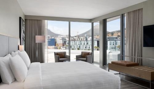 Larger Guest room, 1 King, Mountain view, Corner room