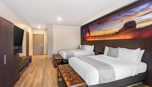 Large Quadruple Room with Two Queen Beds and Tub - Disability Access/Non Smoking