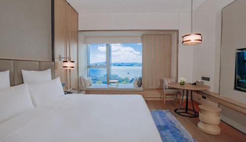 Deluxe King Room with Lake View