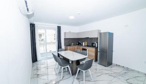 Two-Bedroom Deluxe Apartment with Balcony