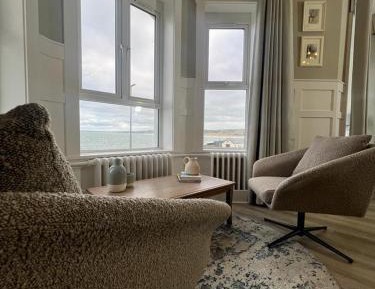 Deluxe One-Bedroom Apartment
