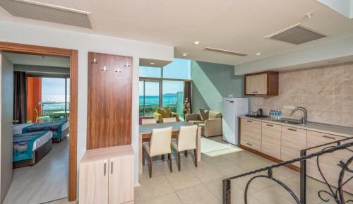 Deluxe Suite with Sea View