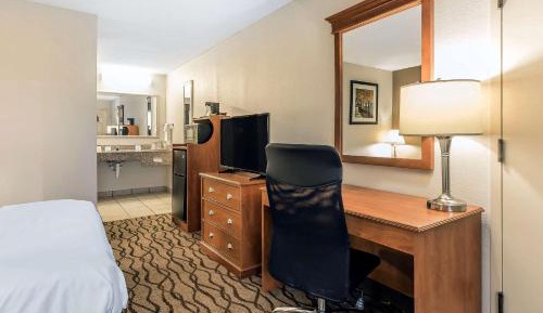 Queen Room - Accessible/Smoking