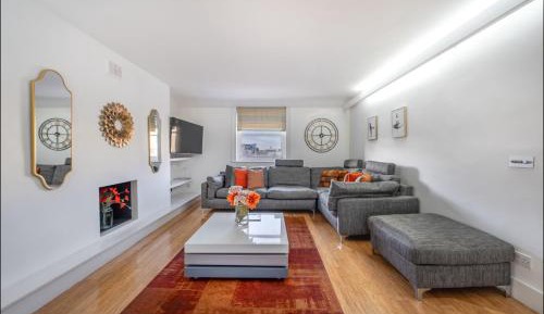 Two-Bedroom Deluxe Apartment