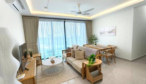 Three-Bedroom Apartment with Lake View