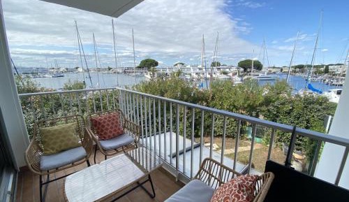 Deluxe One-Bedroom Apartment with Harbor View