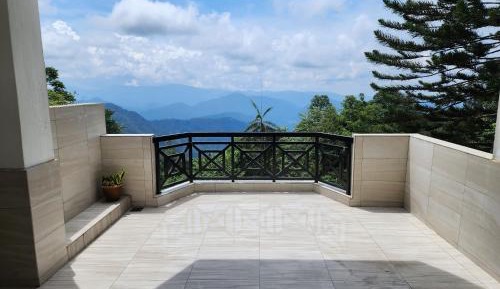 Apartment with Mountain View