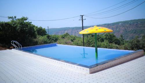 Deluxe Double Room (2 Adults + 1 Child)