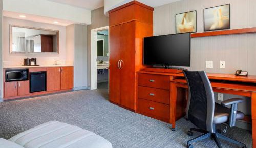 1 Bedroom 2 room Suite, 1 King, Sofa bed