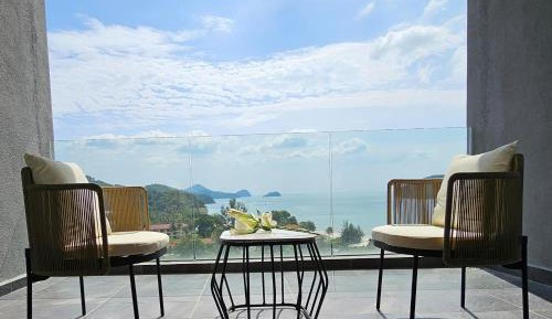 Seaview 2-Bedroom Apartment (Shared Rooftop Pool)