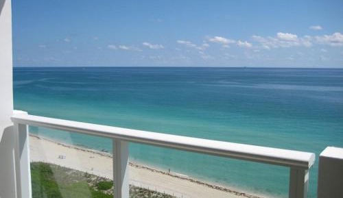 Deluxe One-Bedroom Apartment with Ocean View