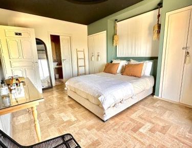 Deluxe Queen Suite