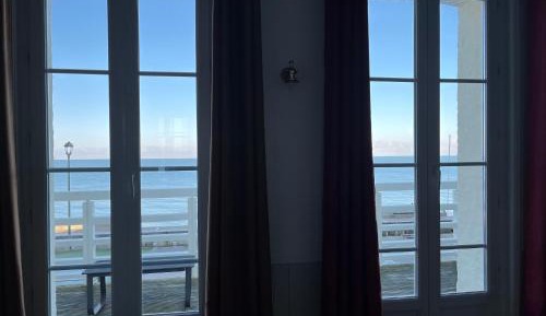One-Bedroom Apartment with Sea View and Balcony