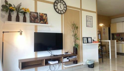Three-Bedroom Apartment with Mountain View