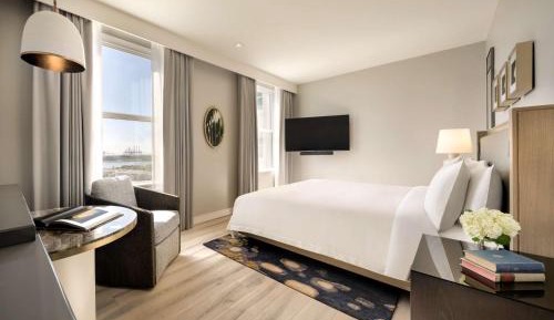 Deluxe King Room with Roll In Shower and City View - Mobility Access