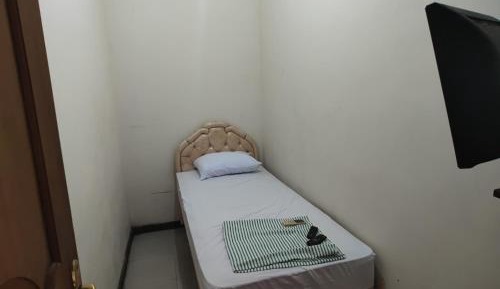 Single Room with Shared Toilet