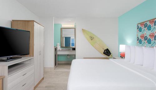 Standard King Room with Bay View 